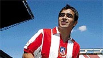 <b>POR FIN ROJIBLANCO</B>. Los aficionados del Atlético se congregaron en el estadio para ver, por fin, a Ibagaza vestido de rojiblanco.