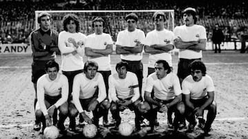 Los Blancos | Cruyff front and centre in Barça white.
