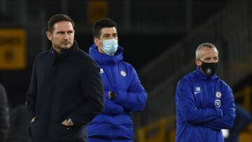Chelsea's English head coach Frank Lampard (L) watches as the player warms up before the English Premier League football match between Wolverhampton Wanderers and Chelsea at the Molineux stadium in Wolverhampton, central England on December 15, 2020