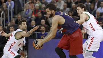 GRA399. BARCELONA, 27/01/2017.- Nicolas Laprovittola (i) y Johannes Voigtmann (d), del Baskonia Vitoria Lassa, intenta robar el balón a Vitor Faverani (c), del FC Barcelona Lassa durante el partido de la vigésima jornada de Euroliga que disputan hoy en el Palau Blaugrana. EFE/Andreu Dalmau