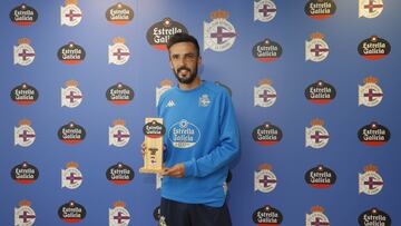 Alberto Quiles recibió el premio Jugador Estrella Galicia de abril en el Deportivo.