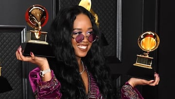 H.E.R. en los Premios Grammy, 2021.