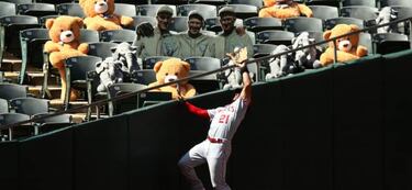 Leyendas de cartón piedra y peluches a falta de público