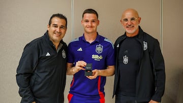 CÓRDOBA, 14/10/2024.- El vicepresidente de la Real Federación Española de Fútbol Pablo Lozano (i) y el seleccionador nacional Luis de la Fuente (d) han entregado la insignia conmemorativa al debutante Sergio Gómez (c), hoy lunes en Córdoba. EFE/RFEF/Pablo García -SOLO USO EDITORIAL, SOLO DISPONIBLE PARA ILUSTRAR LA NOTICIA QUE ACOMPAÑA (CRÉDITO OBLIGATORIO)-