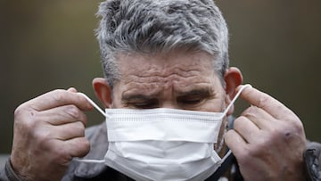 Un hombre se pone la mascarilla en las inmediaciones del Hospital Álvaro Cunqueiro de Vigo, a 10 de enero de 2024, en Vigo, Pontevedra, Galicia (España). El ministerio de Sanidad ha implantado a partir de hoy, el uso obligatorio de mascarillas en hospitales y centros sanitarios, una vez que se comunique a las comunidades autónomas. El uso obligatorio de la mascarilla es una orden notificada que no tiene que publicarse en el Boletín Oficial del Estado (BOE).  Sanidad ha tomado esta decisión después de no haber llegado a un acuerdo con las comunidades autónomas en la reunión del Consejo Interterritorial del Sistema Nacional de Salud (CISNS), que tuvo lugar este pasado lunes, 8 de enero. La mascarilla no es obligatoria en centros sociosanitarios y farmacias.
10 ENERO 2024;MASCARILLAS;SANIDAD;OBLIGATORIO;VIRUS;CENTROS SANITARIOS;HOSPITALES
Adrián Irago / Europa Press
10/01/2024