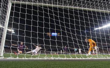 Jugada en la que Jordi Alba centra al segundo palo, remata Sergi Roberto y David de Gea despeja un gol cantado.