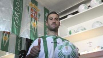 Iñigo López posa para los medios de comunicación durante su presentación oficial.