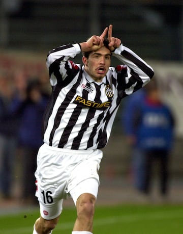 En enero de 2000 el jugador de 19 a?os fich車 por la Juventus, aunque posteriormente fue cedido a varios equipos. Sali車 del equipo italiano en 2005 despu谷s de haber jugado 58 partidos y anotado 6 goles.