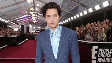 Cole Sprouse apareció con este gran outfit, listo para la ceremonia de los PCAs, pero, ¿en dónde dejó a Lili Reinhart? 