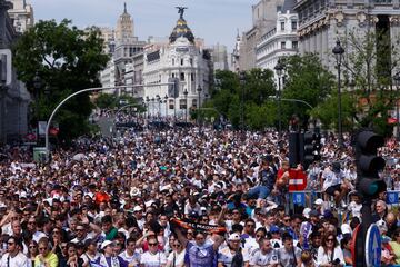 Miles de aficionados esperan en la Plaza de Cibeles a los jugadores del Real Madrid durante los actos de celebración de la trigésimo sexta Liga.