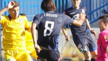 <b>EFECTIVO. </b>Agus y Manu Hererra luchan por el balón con Lassad.