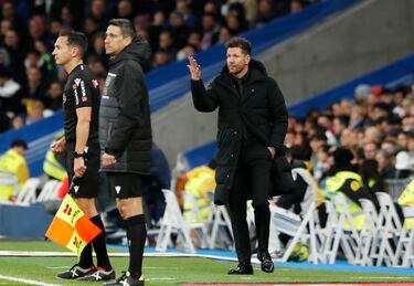 El entrenador del Atlético, Simeone, dando instrucciones en la banda. 