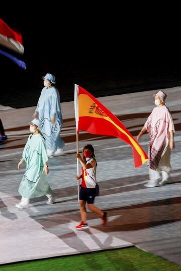 La abanderada española, la karateca Sandra Sánchez, ondea la bandera de España durante la ceremonia de clausura.