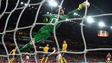 Elástica, ágil y milagrosa. Esta es la parada final a cabezazo de Ramsey que a poco del final aseguró el empate a uno.