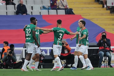 Los jugadores del Alavés celebran el 0-1 de Samuel Omorodion al FC Barcelona. 