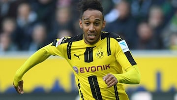 El delantero gabonés Pierre-Emerick Aubameyang arranca con el balón durante un partido del Borussia Dortmund.
