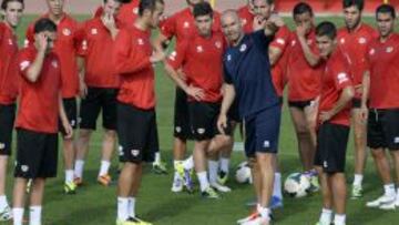 Paco da instrucciones a la plantilla en un entrenamiento de la pasada temporada.