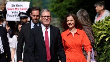 El líder del Partido Laborista Keir Starmer y su esposa, yendo a votar a un colegio electoral durante las Elecciones Británicas 2024.