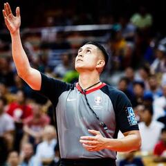 El mexicano Omar Bermúdez en el Francia vs Canadá del Baloncesto Olímpico