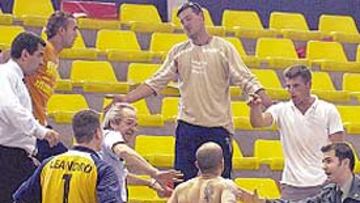 EN LA GRADA. Tres jugadores y el técncico local ante la afición foránea.