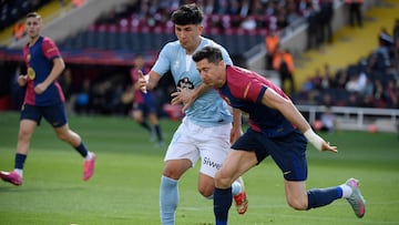 Yoel Lago, defensa del Celta, pugna con Robert Lewandowski, delantero del Barcelona, durante el partido disputado en el Estadi Olimpic Lluis Companys.
