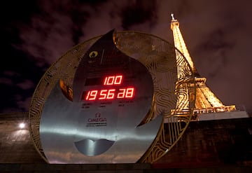 Situado en las cercanías de la Torre Eiffel se puede encontrar instalado un contador regresivo que refleja los días restantes hasta el día 26 de julio, día de inicio de la competición. Este fue inaugurado por Raynald Aeschlimann, presidente y CEO de OMEGA, la Cronometradora Oficial de los Juegos Olímpicos y Paralímpicos, en compañía de Tomas Bach y Tony Estanguet, presidentes del Comité Olímpico Internacional y de París 2024, respectivamente.