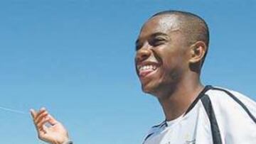 <b>ESPERA FELIZ. </b>Robinho espera con la sonrisa en los labios el desenlace a su culebrón. Ya se ve de blanco.