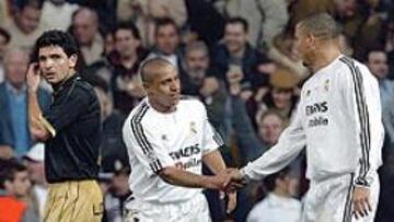 <b>LETALES</b>. Roberto Carlos, que en la segunda parte fi rmó la sentencia del partido, saluda a Ronaldo después de que el delantero lograra el primer tanto. El lateral consiguió ayer su tercer gol en la Liga.