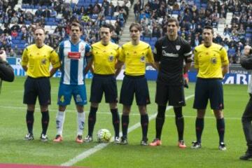 El árbitro Prieto Iglesias acompañado por sus asistentes García Sabuco y Martínez Serrato, el cuarto árbitro Leo Ollo y los capitanes Víctor Sánchez e Iraizoz.