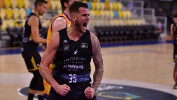 Fran Guerra, pívot del Iberostar Tenerife, celebra una canasta ante el Herbalife Gran Canaria.