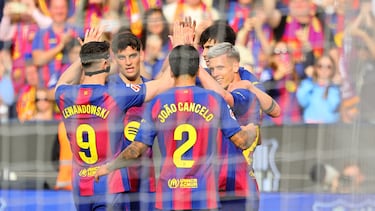 Dani Olmo celebra con sus compañeros el 3-0 al Sevilla. 