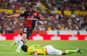 Álvaro González durante un partido con el Atlas.