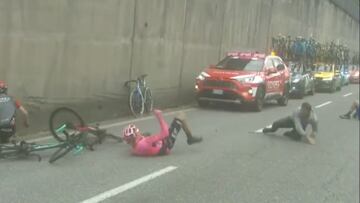 Accidente en el Giro: No se percató y tumbo a Alberto Bettiol