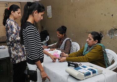 Tinta en el dedo, el curioso método con el que se evita el fraude electoral en varios países