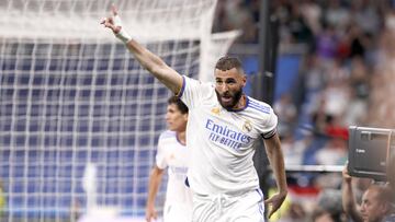 Benzema celebra el gol con el que empata a Raúl como segundo máximo goleador histórico del Madrid.