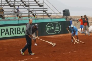 Iquique, 13 de Julio 2016.
Tenis, Copa Davis.
Ulices Cerda inspecciona la cancha, durante el entrenamiento de Chile en el Centro Recreacional del Ejercito Huayquique, antes de la segunda ronda del Grupo I contra Colombia en Copa Davis. 
Alex DÃ­az DÃ­az/Photosport.