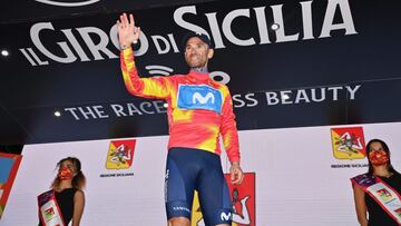 Alejandro Valverde saluda en el podio del Giro de Siciclia.