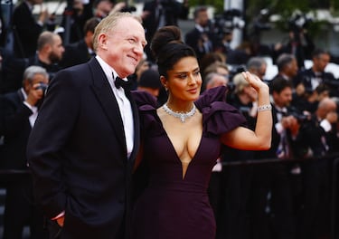 La actriz Salma Hayek y su marido Francois-Henri Pinault saludan a los fans en Cannes en la alfombra roja previa al estreno de Killers of the Flower Moon, la última película de Martin Scorsese.