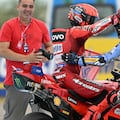 Los pilotos españoles, Álex y Marc Márquez, se felicitan tras acabar la carrera.