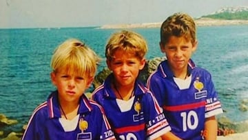 Eden Hazard, con sus hermanos Thorgan y Kylian, vestidos con la camiseta de Francia de Zidane. 