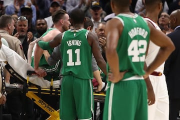 Kyrie Irving se acercó para consolar a Gordon Hayward tras su terrible lesión