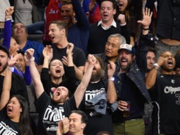 Olivia Wilde, Will Forte y Jason Sudeikis disfrutaron con el triunfo de los Clippers.