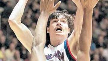 <b>MORRISON HA LLEGADO. </b>Con esa fiereza se eleva Adam Morrison sobre Justin Cage, de Xavier.