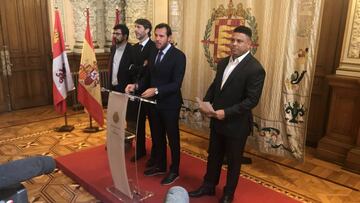 Óscar Puente y Ronaldo el día que se hizo oficial la compra del club por parte del brasileño.