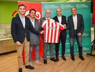 11-11-25. PRESENTACIÓN DEL HOMENAJE QUE EL SPORTING LE RENDIRÁ A LA COCINA ECONÓMICA. EN LA FOTO, DESDE LA IZQUIERDA, JORGE GONZÁLEZ-PALACIOS, LUCAS ALTAMIRA, IGNACIO BLANCO, DAVID GUERRA Y JOAQUÍN ALONSO.