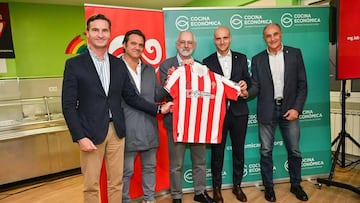 11-11-25. PRESENTACIÓN DEL HOMENAJE QUE EL SPORTING LE RENDIRÁ A LA COCINA ECONÓMICA. EN LA FOTO, DESDE LA IZQUIERDA, JORGE GONZÁLEZ-PALACIOS, LUCAS ALTAMIRA, IGNACIO BLANCO, DAVID GUERRA Y JOAQUÍN ALONSO.