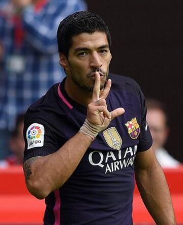 Football Soccer - Sporting Gijon v Barcelona - Spanish La Liga Santander - El Molinon stadium, Gijon, Spain- 24/09/16. Barcelona's Luis Suarez celebrates his goal. REUTERS/Eloy Alonso