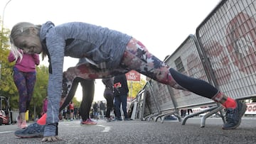 Una mujer calienta ante de la Media Marat&oacute;n de la Carrera de la Mujer en Madrid.