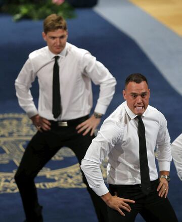 Israel Dagg, Jordie Barrett, Keven Mealamu, y Conrad Smith, jugadores de los All Blacks, la selecci¨®n masculina de rugby de Nueva Zelanda, realizan la "haka", danza tradicional Maor¨ª durante la ceremonia de entrega de los Premios Princesa de Asturias 2017 de los Deportes