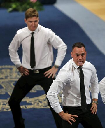 Israel Dagg, Jordie Barrett, Keven Mealamu, y Conrad Smith, jugadores de los All Blacks, la selección masculina de rugby de Nueva Zelanda, realizan la "haka", danza tradicional Maorí durante la ceremonia de entrega de los Premios Princesa de Asturias 2017 de los Deportes